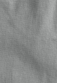 Tejido gris con un patrón texturizado, tejido en una estructura de cuadrícula similar a un diamante, que presenta un brillo sutil y una superficie suave.