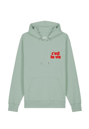 Hellgrüner Kapuzenpullover mit Fronttasche und rotem Text "c'est la vie" auf der linken Brust, Kordeln, die von der Kapuze hängen.