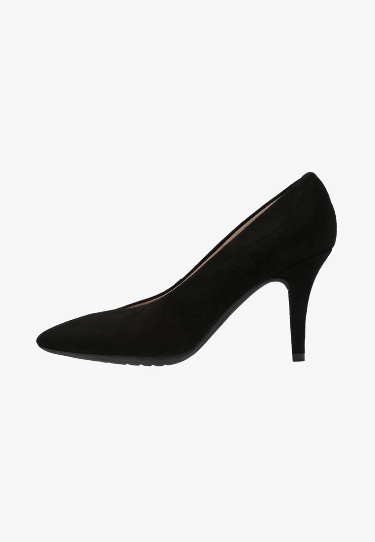 Chaussure à talon haut en suède noir avec un bout pointu, un talon effilé et une texture lisse. Présente un design minimaliste et sans accents visibles.