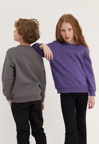 Thumbnail Image 3
