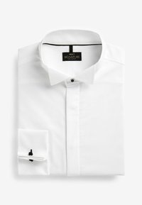 Camisa de vestir de algodón blanca con un cuello estructurado, acento de botón negro y detalle de puño sencillo. Diseñada con una tapeta delantera y etiqueta de logo.