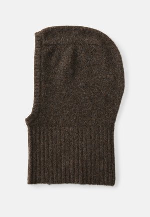 Gorro de lã castanho escuro com textura canelada na parte inferior e seção superior lisa, projetado para se ajustar confortavelmente sobre a cabeça.