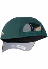 Grüner Baseballschläger mit leicht gebogenem Schirm; aus Stoff mit strukturierter Oberfläche; verfügt über ein graues Futter und ein gesticktes Logo.