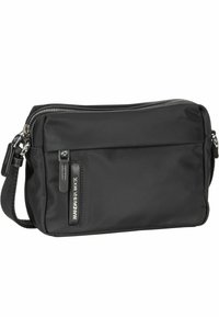 Borsa a tracolla nera in nylon con forma piatta, parte superiore con zip e dettaglio logo frontale. Presenta una tracolla removibile e una texture liscia.