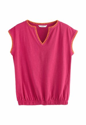 Roze blouse met korte mouwen met oranje driehoekige afwerking langs de halslijn en mouwen, elastische taille en een V-hals met inkeping.