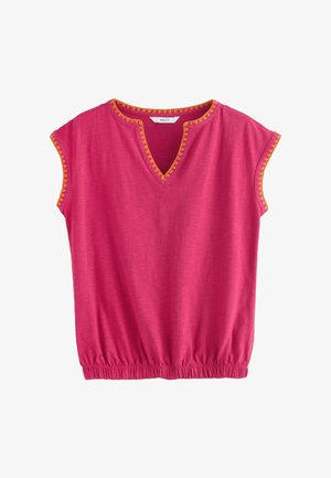 Roosa lühikeste varrukatega pluus, oranži kolmnurkse äärisega kaeluse ja varrukate ümber, elastse vöökohaga ja märkidega V-kaelusega.