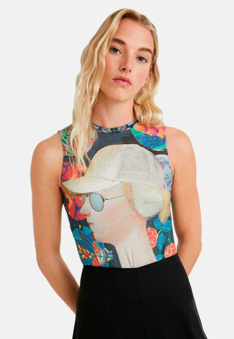 Top sin mangas con un estampado colorido de un perfil con gorra y gafas de sol, sobre un vibrante fondo floral.