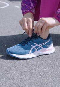 ASICS GEL NIMBUS 24 - Road running shoes - french blue/barely rose