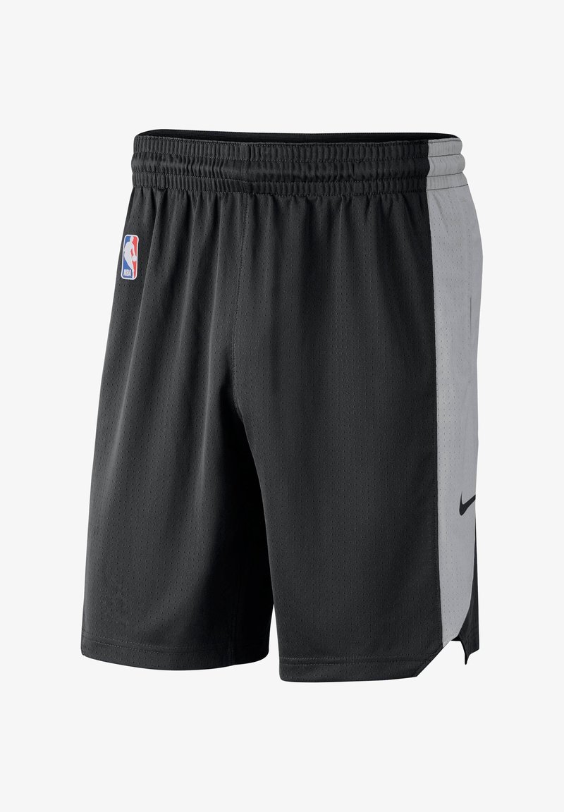 Short de basket-ball noir avec des panneaux latéraux gris, taille élastique, logo NBA à gauche et swoosh Nike sur le panneau latéral droit.