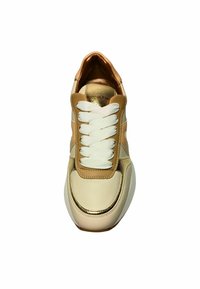 Sneaker aus cremefarbenem und metallic-goldenem Leder, mit weißen Schnürsenkeln, einer abgerundeten Zehenpartie und strukturierten Akzenten. Glatte Sohle für Komfort.