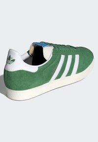 adidas Originals GAZELLE UNISEX - Športni copati - preloved green/ftwr white/core white
