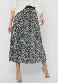 Gonna maxi floreale con sfondo verde scuro, piccoli fiori multicolore, design plissè e vita elasticizzata nera.