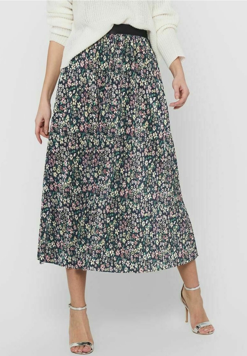 Gonna maxi floreale con sfondo verde scuro, piccoli fiori multicolore, design plissè e vita elasticizzata nera.