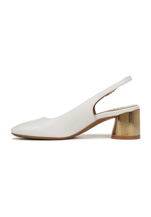 Scarpa slingback in pelle bianca con punta affusolata e tacco a blocco con accenti dorati. Presenta un taglio laterale e un design del tacco testurizzato dorato.