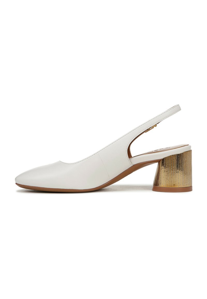 Chaussure slingback blanche en cuir avec un bout pointu et un talon bloc accentué de doré. Présente une découpe sur le côté et un design de talon texturé doré.