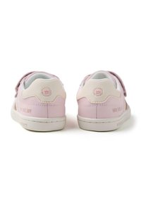 Zapatillas rosas y crema con un acabado de piel suave, correas elásticas y suelas blancas; presentan la frase "¡QUE TENGAS UN BUEN DÍA!" impresa en el costado.