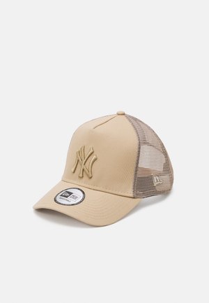 Beige Kappe mit Mesh-Rücken, gebogenem Schirm und gesticktem Logo. Verfügt über ein rundes Etikett auf der Vorderseite und einen verstellbaren Riemen auf der Rückseite.