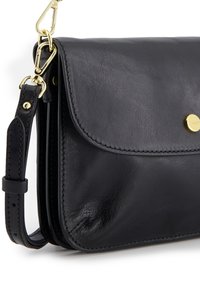 Sort læder crossbody taske med låg, guld hardware og en struktureret overflade. Har en aftagelig rem og syede detaljer.
