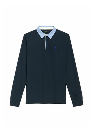 Granatowa koszulka polo z długim rękawem i jasnoniebieskim kołnierzykiem, z trzema guzikami i małym niebieskim logo na piersi. Miękka tekstura materiału.