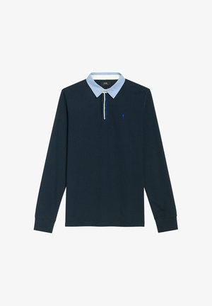Granatowa koszulka polo z długim rękawem i jasnoniebieskim kołnierzykiem, z trzema guzikami i małym niebieskim logo na piersi. Miękka tekstura materiału.