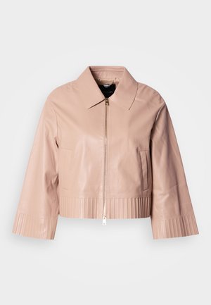 Hele roosa nahast lühike jakk, millel on kraega kaelus, tõmblukuga sulgemine, kaks eesmist taskut ning soonikkoes detailid allääres ja varrukaotstes.