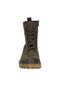 Stivaletto verde in suede con lacci marroni, punta rotonda, suola testurizzata e un inserto sulla parte posteriore; presenta un design robusto.