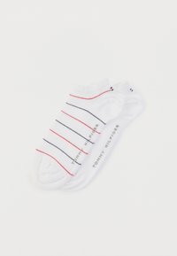 Λευκές κάλτσες αστραγάλου με κόκκινες και ναυτικές ρίγες, με το λογότυπο "TOMMY HILFIGER" σε γκρι. Φτιαγμένες από βαμβακερό μείγμα, με ραφή χωρίς ραφές στα δάχτυλα.