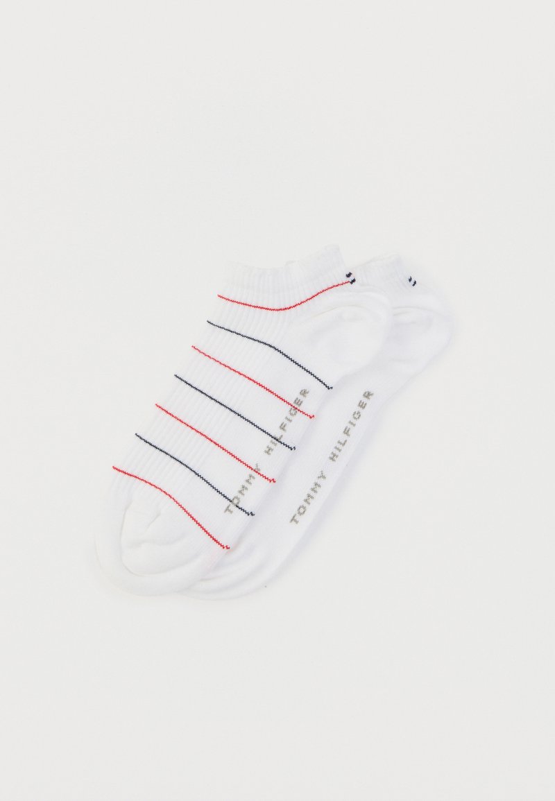 Λευκές κάλτσες αστραγάλου με κόκκινες και ναυτικές ρίγες, με το λογότυπο "TOMMY HILFIGER" σε γκρι. Φτιαγμένες από βαμβακερό μείγμα, με ραφή χωρίς ραφές στα δάχτυλα.