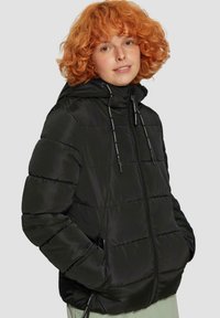 Schwarze gepolsterte Jacke mit Kapuze, ausgestattet mit einem Reißverschluss, elastischen Manschetten und verstellbaren Kordeln an der Kapuze. Glatte Textur, gestepptes Design.
