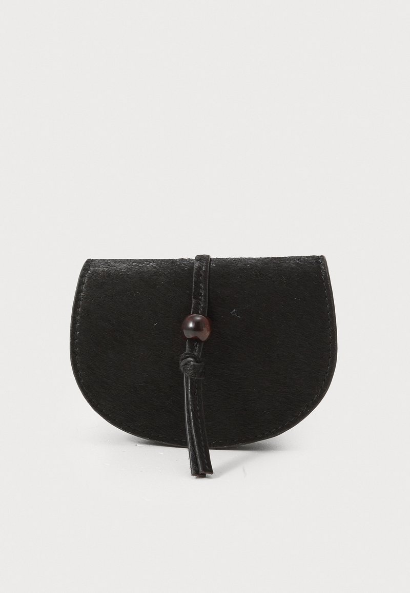 Pochette nera in pelle con una forma arrotondata, caratterizzata da una finitura testurizzata, chiusura legata e un accento decorativo in perline.