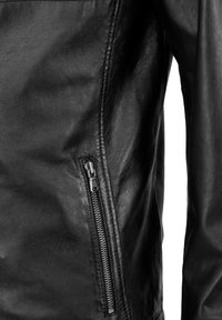 Schwarze Lederjacke mit einer seitlichen Reißverschlusstasche, glatter Textur, tailliertem Schnitt und dezenten Nähten entlang der Säume.