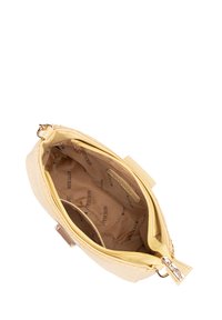 Borsa a tracolla gialla intrecciata con una fodera interna liscia, dotata di chiusura con zip e di una piccola tasca interna. Accentuata da dettagli in hardware color oro.