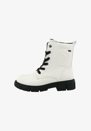 Witte leren enkellaarzen met zwarte veters, zwarte rubberen zool, cirkelvormig logo-detail en een trekband aan de kraag. Duurzaam, met een gestructureerd oppervlak.