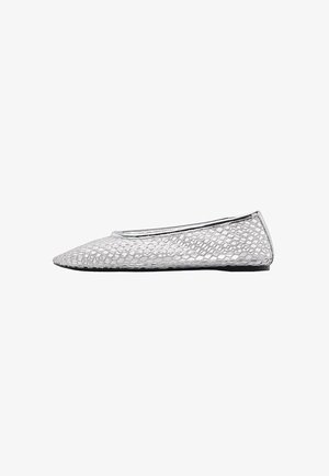 Ballerines en maille argentée avec un bout pointu et une semelle noire. La tige présente un design tissé texturé. Style minimaliste sans quincaillerie.