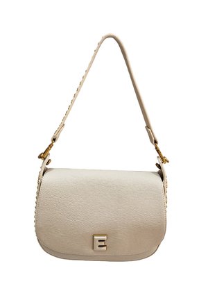 Borsa a spalla in pelle bianca con una texture liscia, hardware dorato e un'accento a forma di "E" nella parte anteriore. Presenta una tracolla sottile e regolabile.