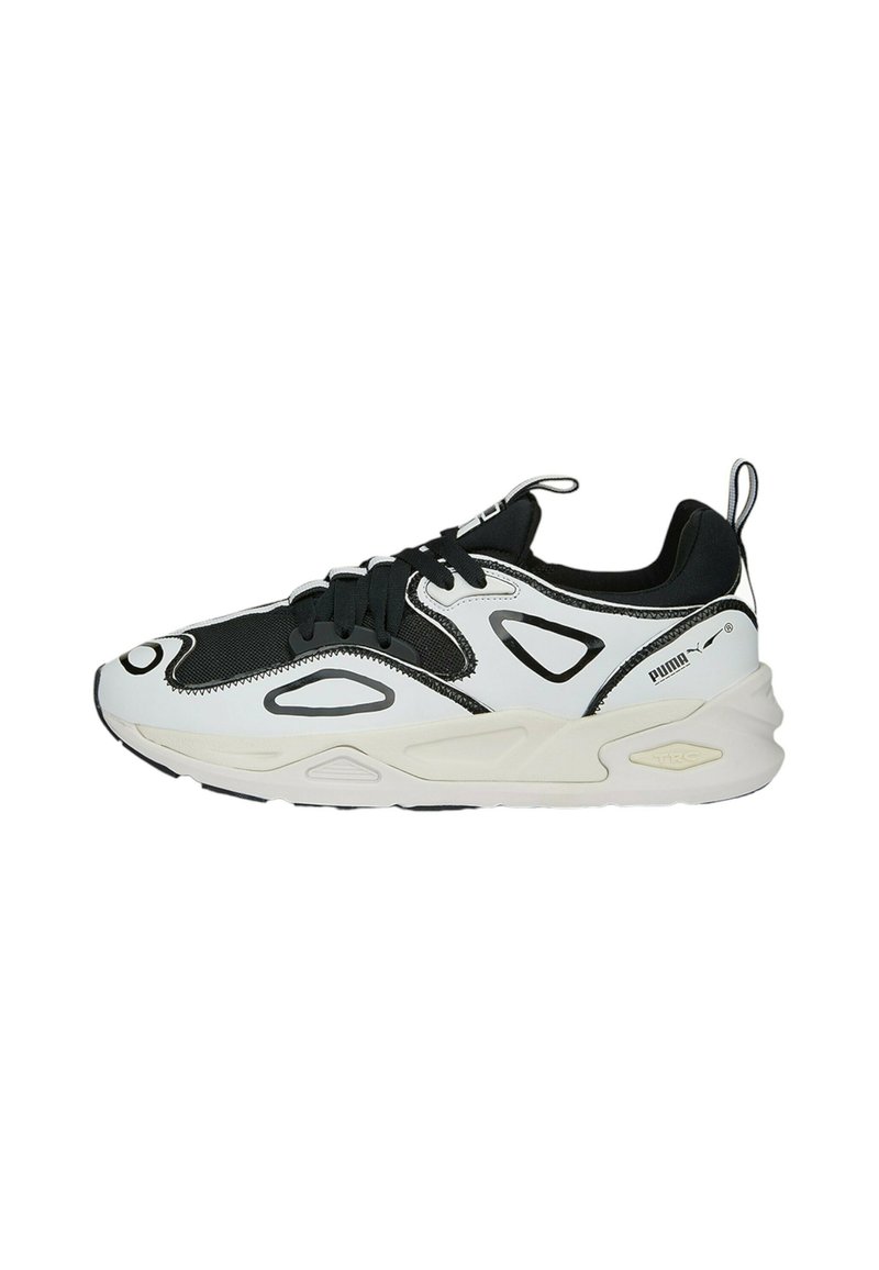 Adidași negri și albi cu suprafață din plasă și sintetică, design curbat, sistem de șireturi proeminent și talpă groasă albă. Prezintă accente cu logo.