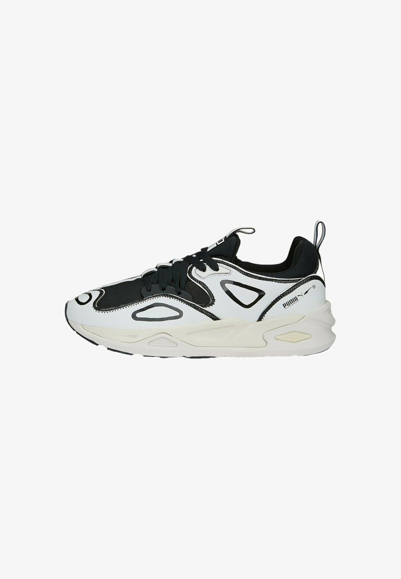 Adidași negri și albi cu suprafață din plasă și sintetică, design curbat, sistem de șireturi proeminent și talpă groasă albă. Prezintă accente cu logo.