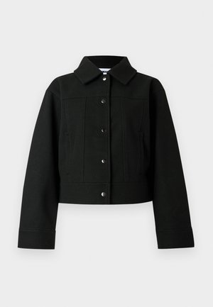 Veste courte noire en tissu mélange de laine, avec col à revers, boutons-pression à l'avant et poches latérales. Texture lisse avec un design épuré.