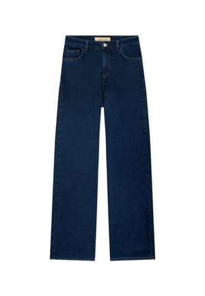 Jean denim bleu foncé à jambes larges avec fermeture par bouton et fermeture éclair, passants de ceinture, et poches avant et arrière, posé à plat sur fond blanc.