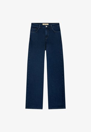 Jean denim bleu foncé à jambes larges avec fermeture par bouton et fermeture éclair, passants de ceinture, et poches avant et arrière, posé à plat sur fond blanc.