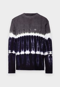Pull à manches longues avec un motif dégradé tie-dye dans des tonalités de gris, noir et blanc ; texture douce et encolure ronde.