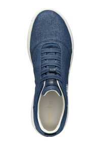 Zapatilla azul marino con parte superior de tejido texturizado, seis ojetes y suela de goma blanca. Presenta un interior acolchado y detalle del logotipo en la lengüeta.