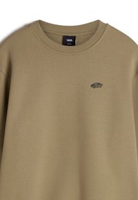Sudadera verde oliva con cuello redondo, textura suave y un pequeño logo negro de Vans bordado en el lado izquierdo del pecho.