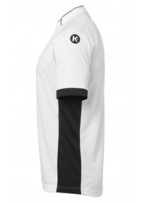 Weißes Sportshirt mit schwarzen Akzenten. Hergestellt aus leichtem Stoff, verfügt es über einen runden Halsausschnitt, kurze Ärmel und ein Logo auf der linken Schulter.