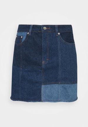 Falda vaquera con un diseño de parches en diferentes tonos de azul, incluyendo denim oscuro y claro. Estilo clásico de cinco bolsillos y cierre de botones.