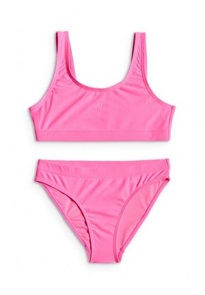 Jasnoróżowy dwuczęściowy strój kąpielowy z topem w stylu tankini i dopasowanym dołem bikini, oba z subtelnymi logo marki.