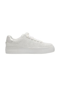 Sneaker bianco con tomaia testurizzata caratterizzata da punti in rilievo, lacci bianchi piatti e una suola in gomma spessa. Accenti lisci sul tallone e sulla linguetta.