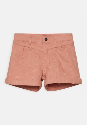 Shorts en denim rose avec ourlets retroussés, bouton frontal, passants pour ceinture et broderie florale subtile sur tout le tissu.