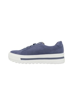 Suède sneakers in donkerblauw met een dikke rubberen zool in het wit, met een gladde textuur, een ronde neus en platte veters aan de bovenkant.