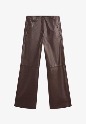 Pantalon large en cuir marron avec une texture lisse, doté de deux poches avant et d'une coupe nette et ajustée.